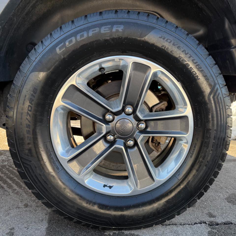 Used 2018 Jeep Wrangler Unlimited Sahara AWD/4WD image 17