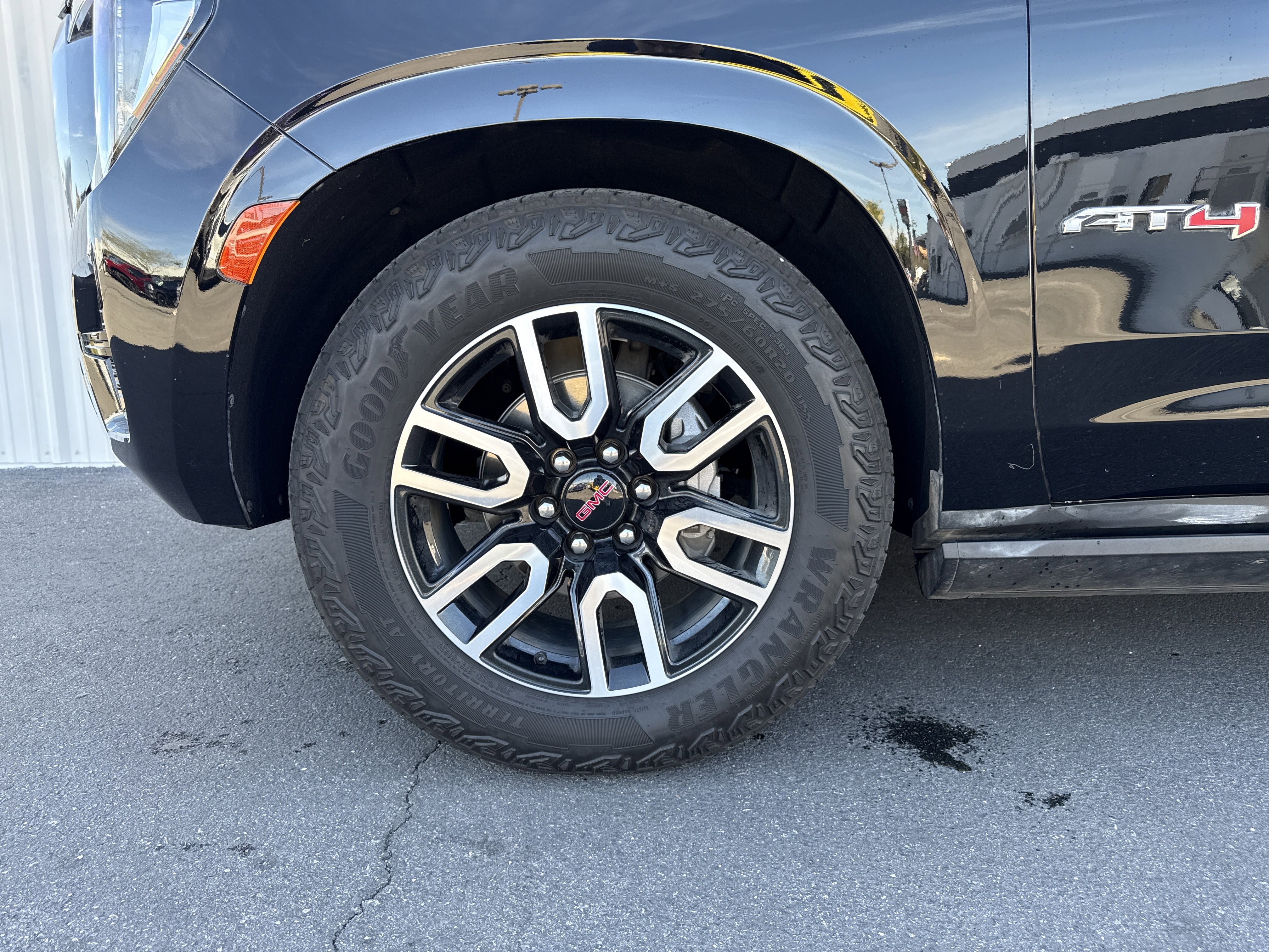 Used 2024 GMC Yukon AT4 w/ AT4 Premium Plus Package image 5