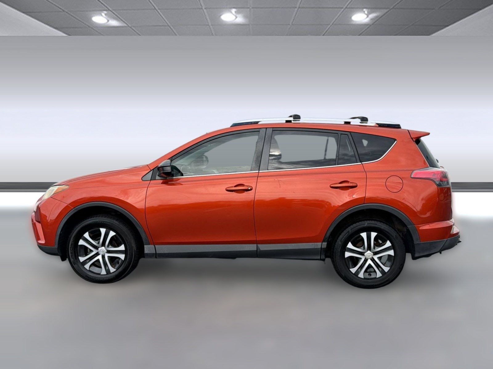Used 2016 Toyota RAV4 LE FWD image 2
