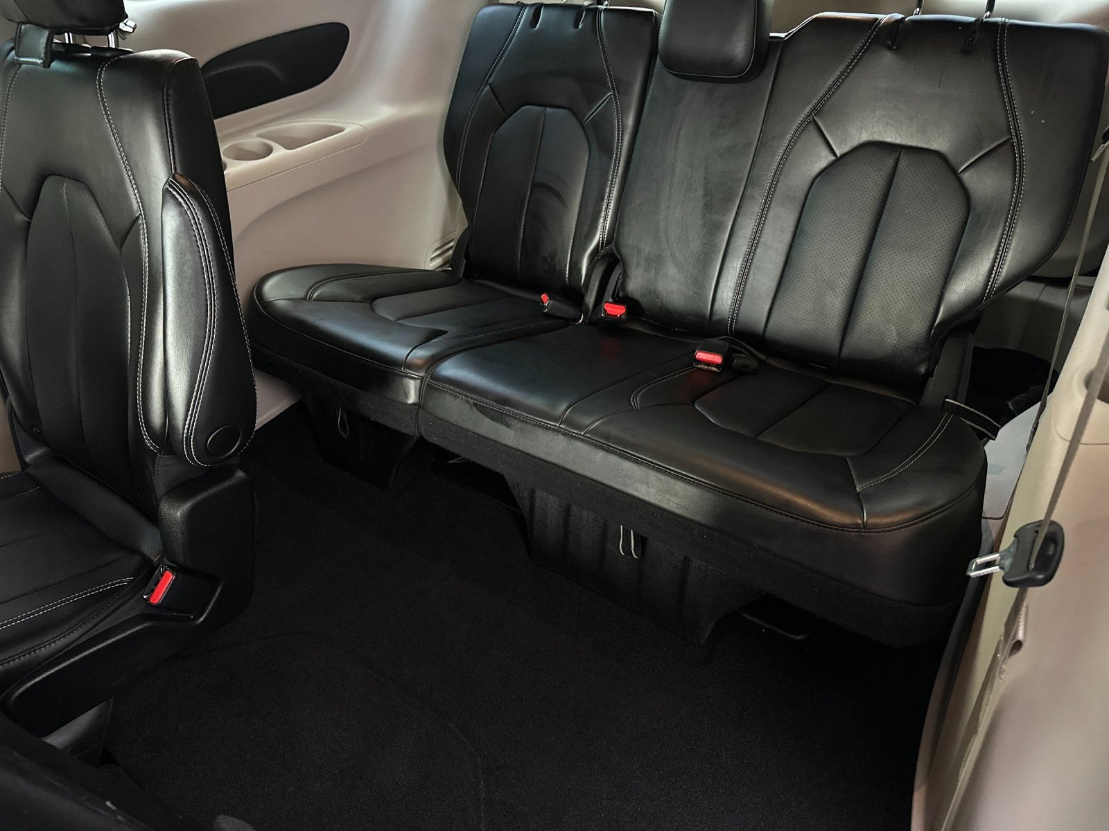Used 2023 Chrysler Pacifica Touring-L FWD image 14