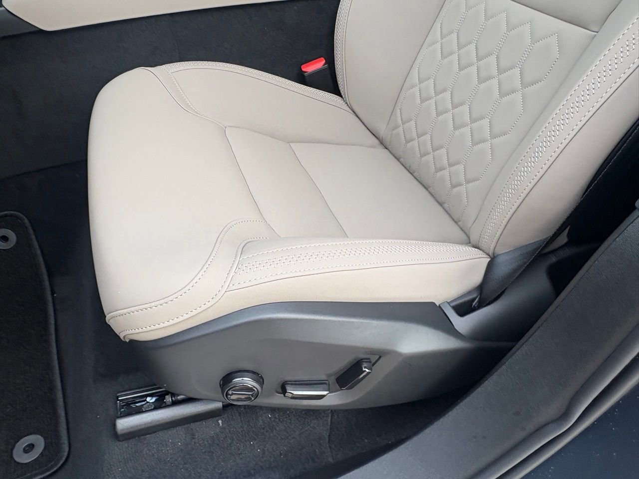 New 2026 Volvo XC90 T8 Plus w/ Protection Package Premier image 20