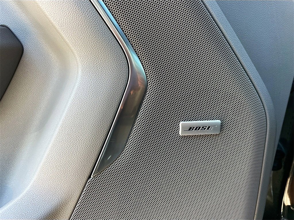 Used 2023 GMC Yukon XL SLT w/ SLT Luxury Package image 10