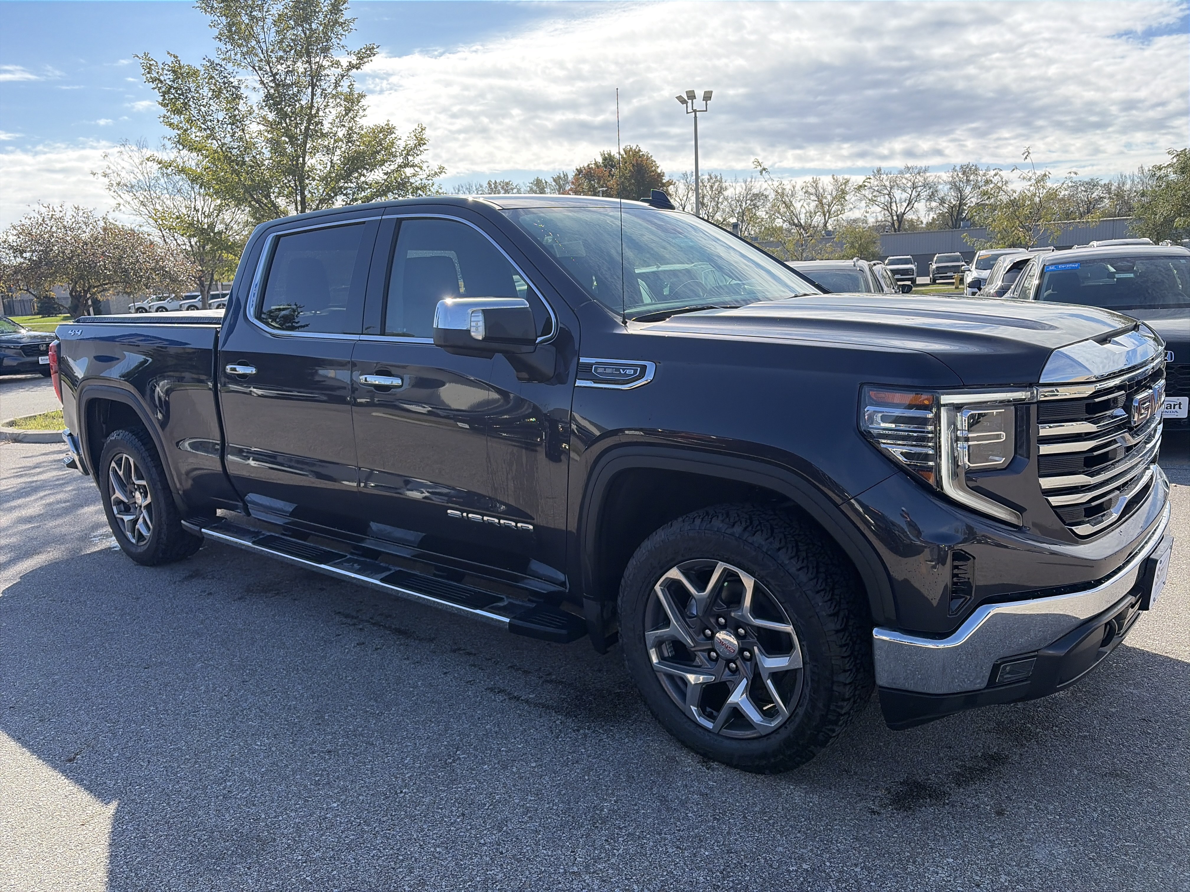 Used 2022 GMC Sierra 1500 SLT w/ SLT Premium Package AWD/4WD image 3