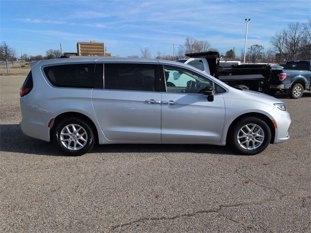 Used 2024 Chrysler Pacifica Touring-L image 6
