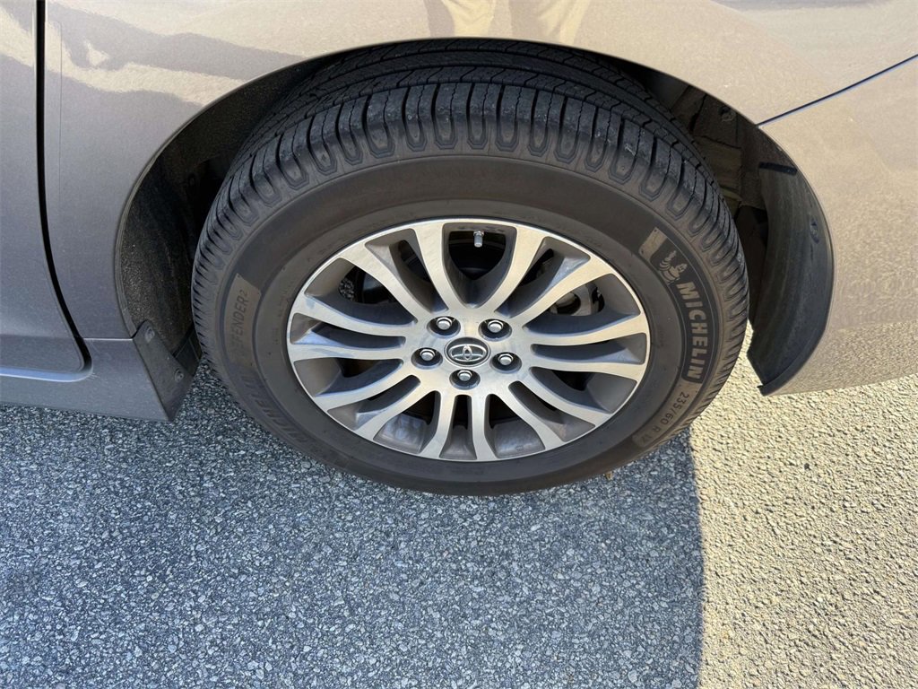 Used 2020 Toyota Sienna XLE image 9