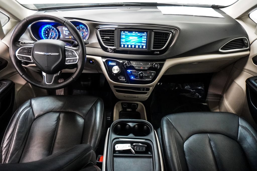 Used 2020 Chrysler Pacifica Touring-L FWD image 12