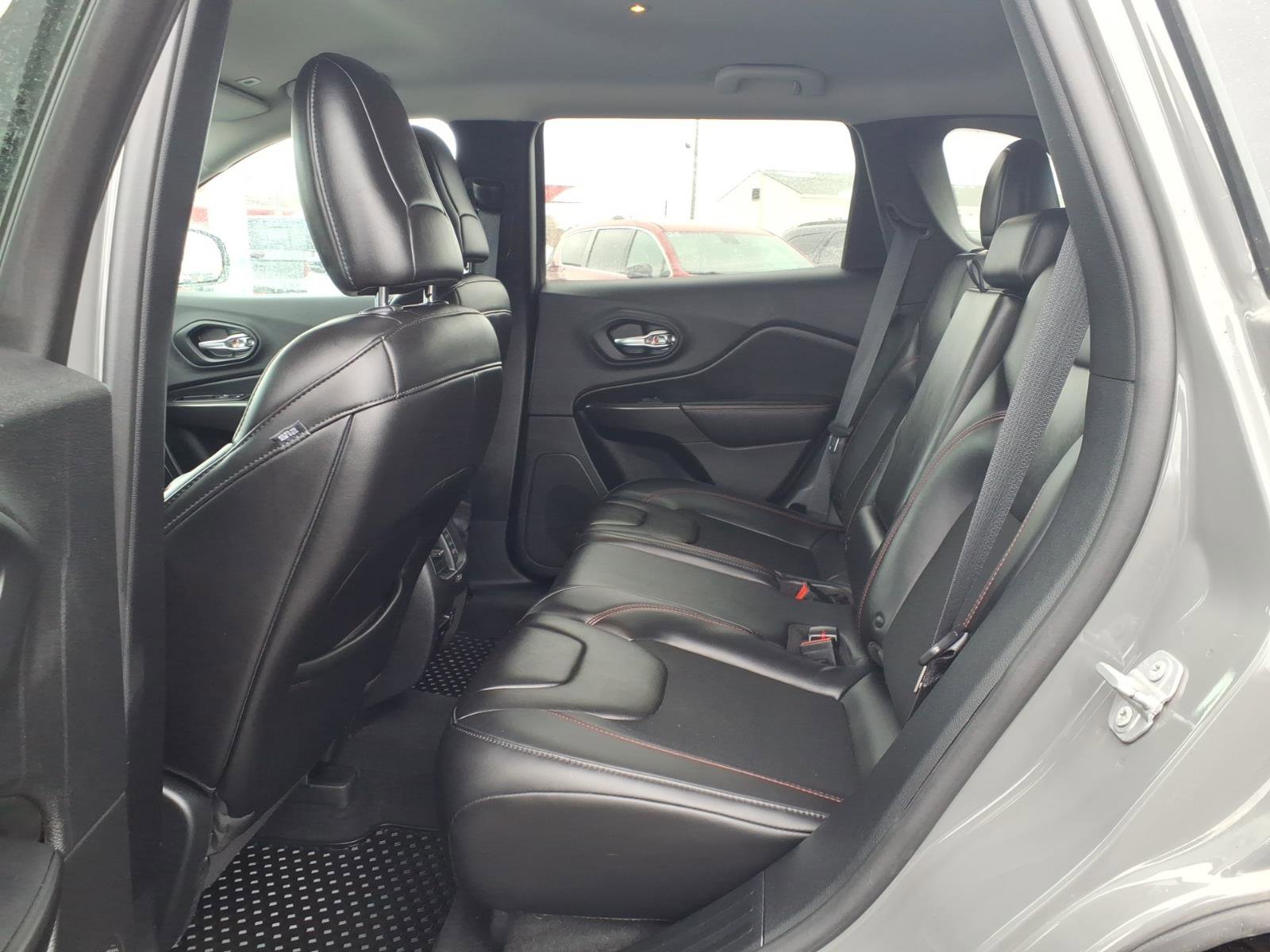 Used 2019 Jeep Cherokee Trailhawk w/ Cold Weather Group AWD/4WD image 11