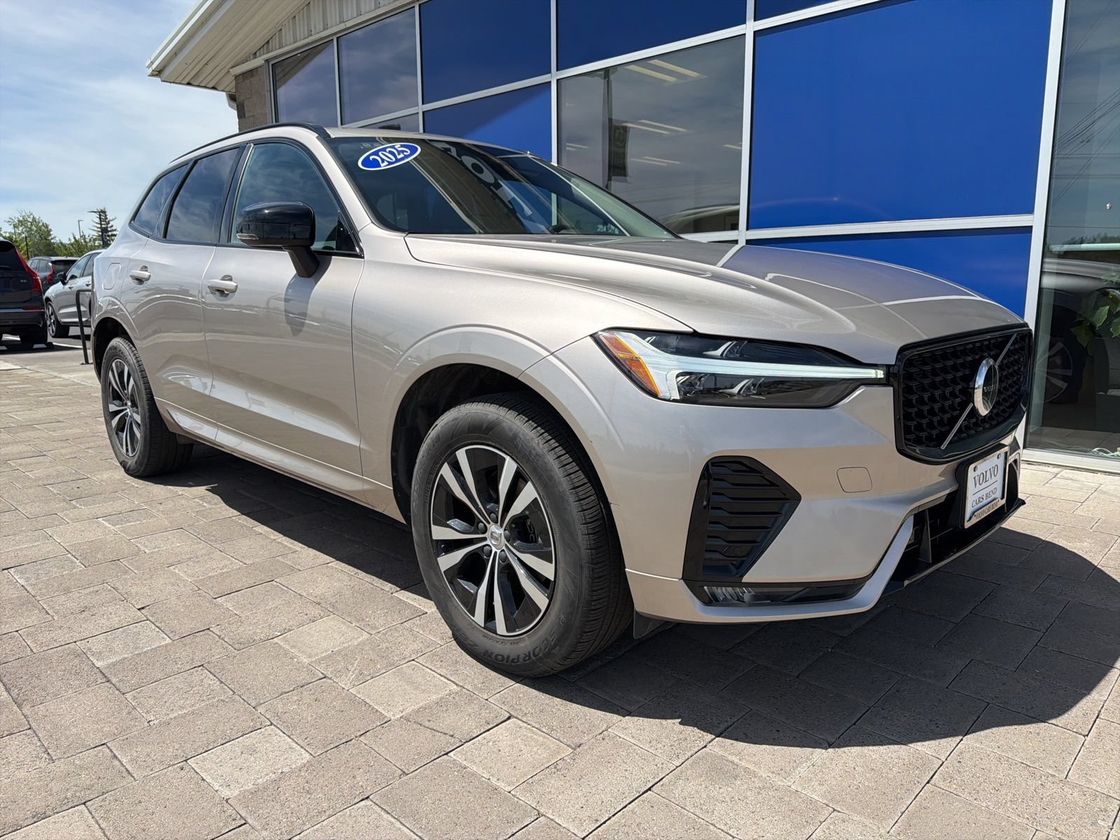 Used 2025 Volvo XC60 B5 Core AWD/4WD image 2