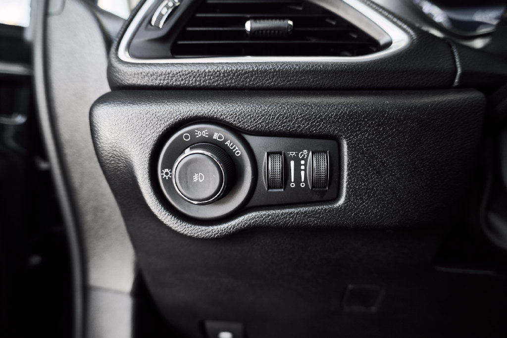 Used 2025 Chrysler Pacifica Limited FWD image 29