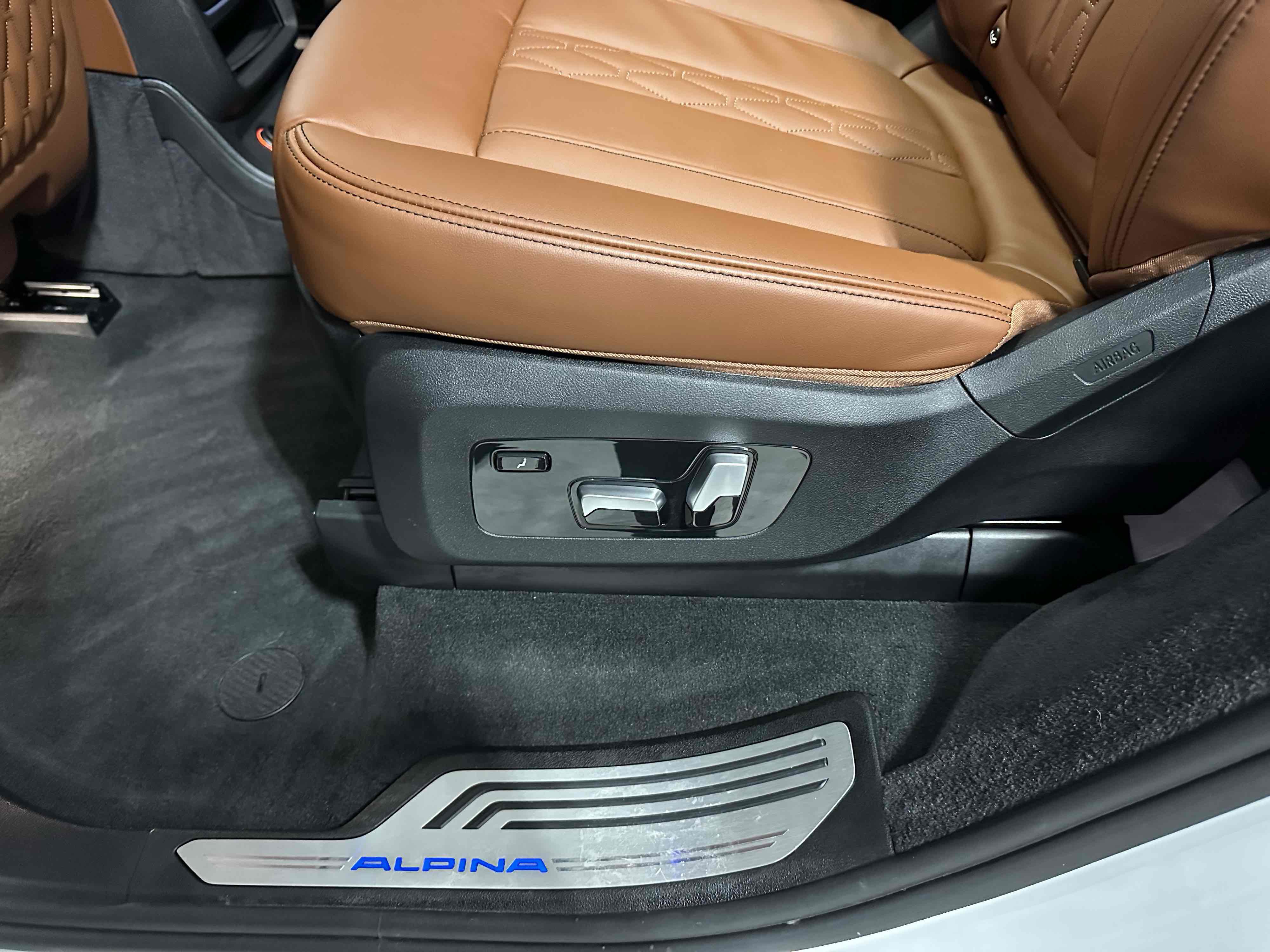 Used 2025 BMW ALPINA XB7 AWD/4WD image 44