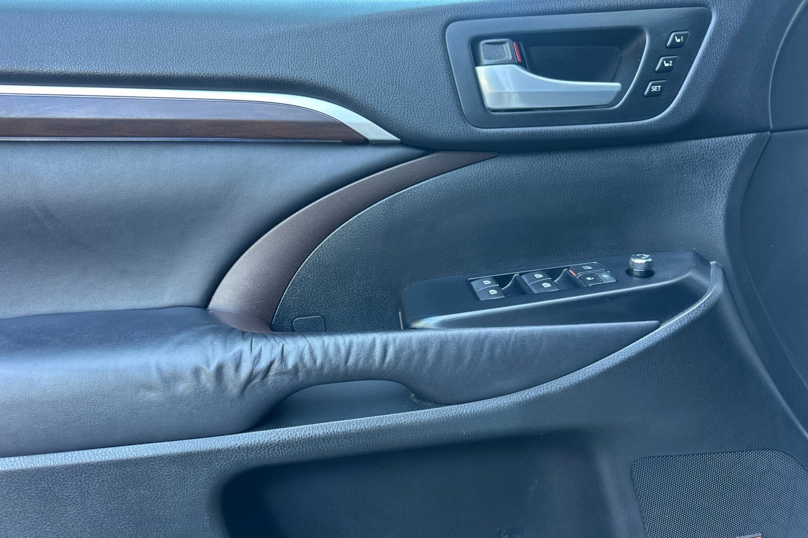 Used 2016 Toyota Highlander Limited Platinum image 12