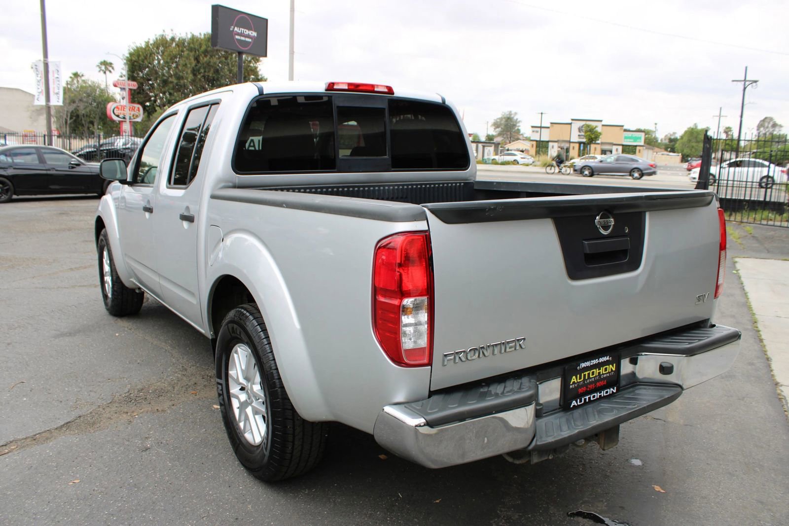Used 2014 Nissan Frontier SV image 8