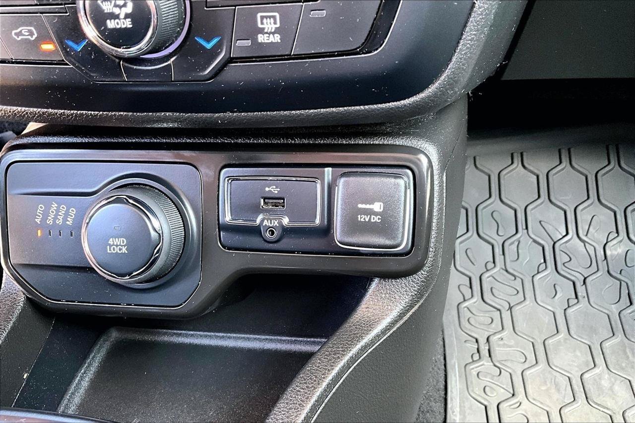 Used 2023 Jeep Renegade Latitude AWD/4WD image 17