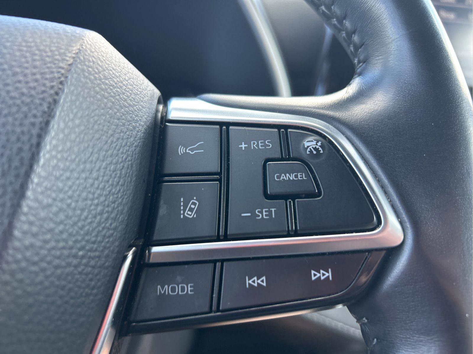 Used 2021 Toyota Highlander XSE FWD image 16