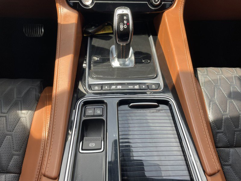 Used 2020 Jaguar F-PACE SVR image 23