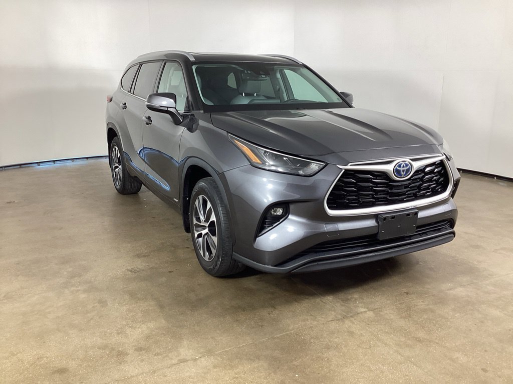 Used 2022 Toyota Highlander XLE AWD/4WD image 3