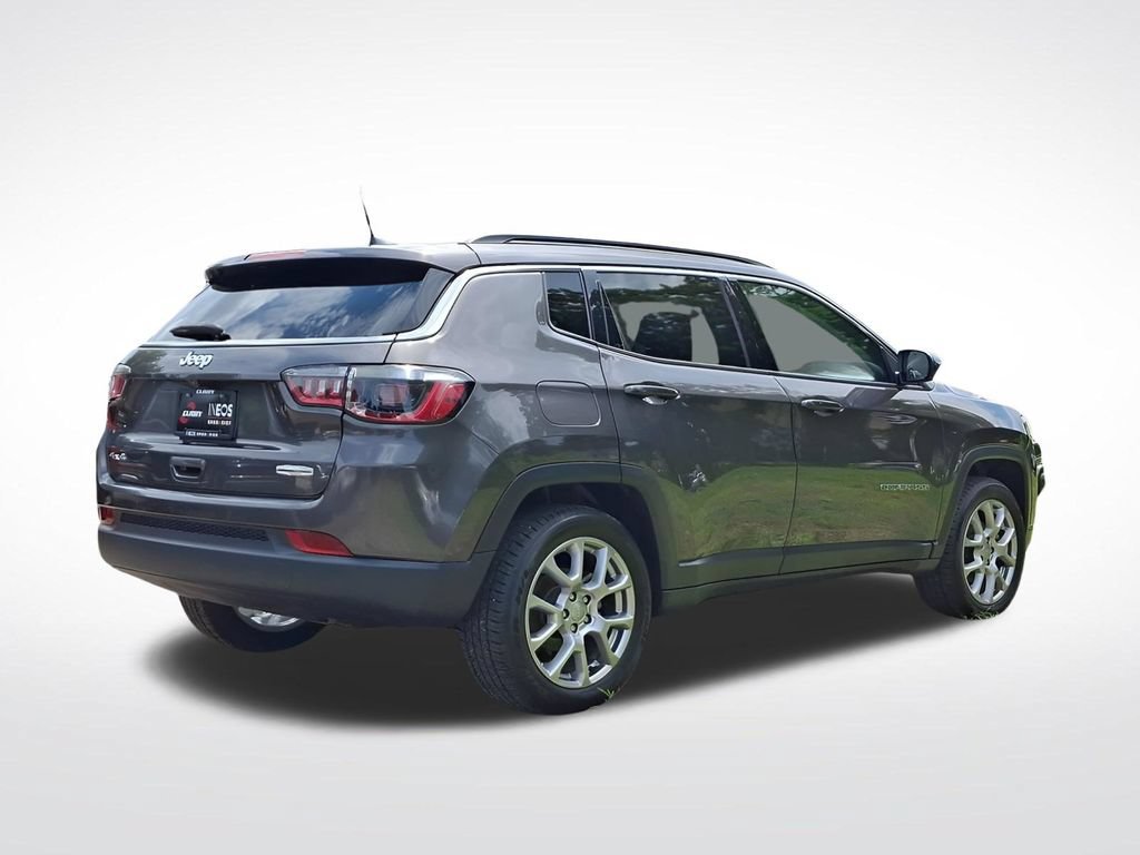 Used 2022 Jeep Compass Latitude w/ Sun and Sound Group AWD/4WD image 4