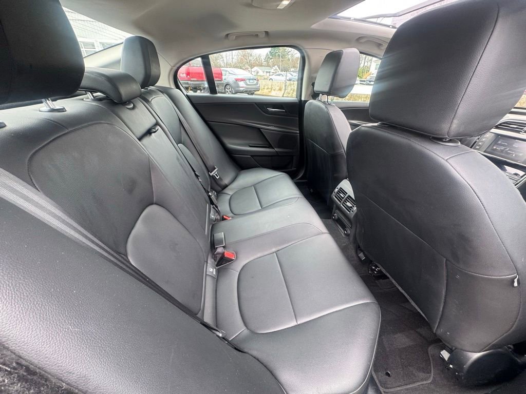 Used 2017 Jaguar XE Premium image 22