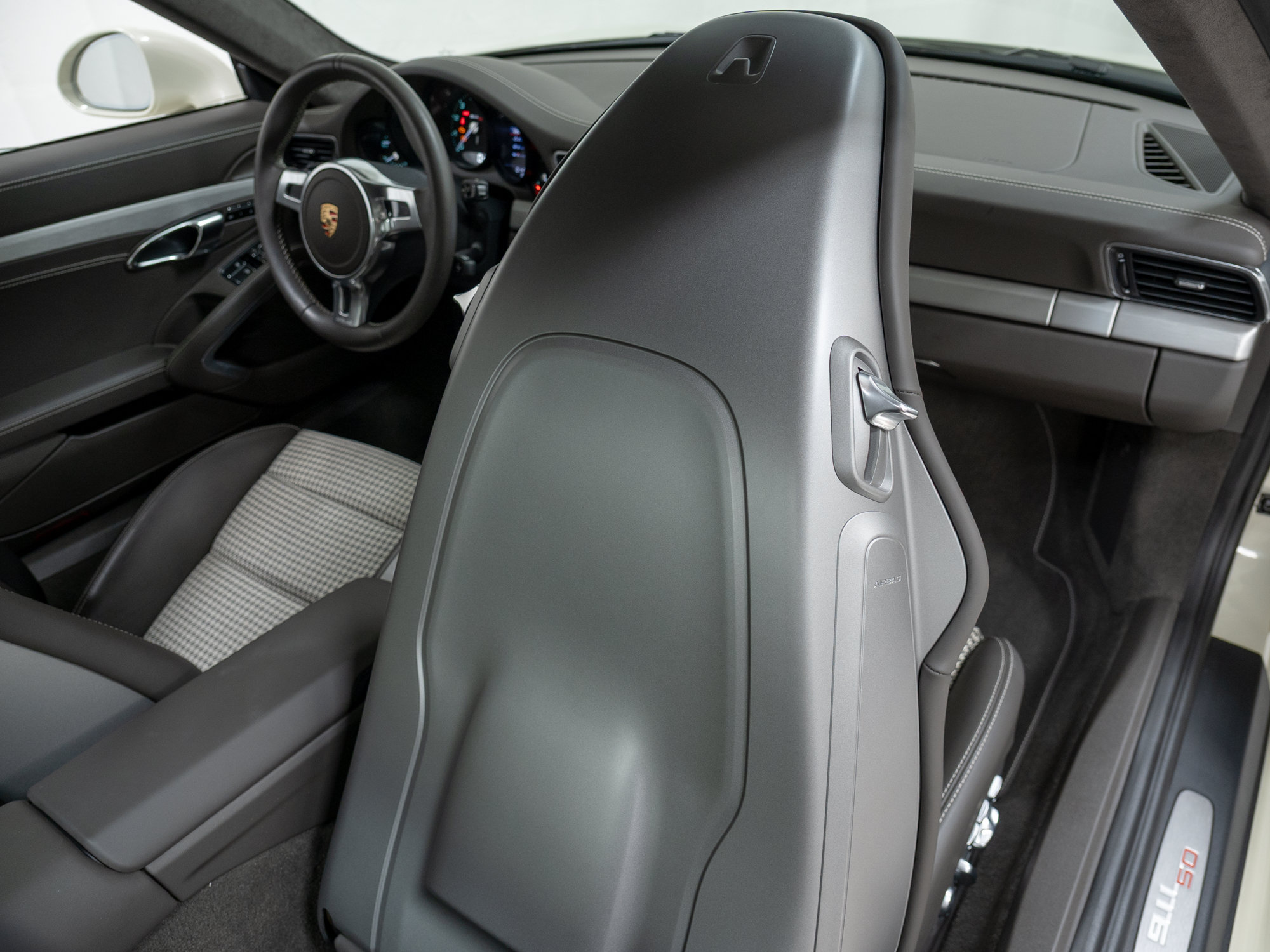 Certified 2014 Porsche 911 50th Anniversary Edition RWD image 43