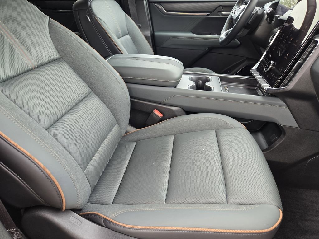 Used 2024 GMC Acadia AT4 w/ Luxury Package image 12