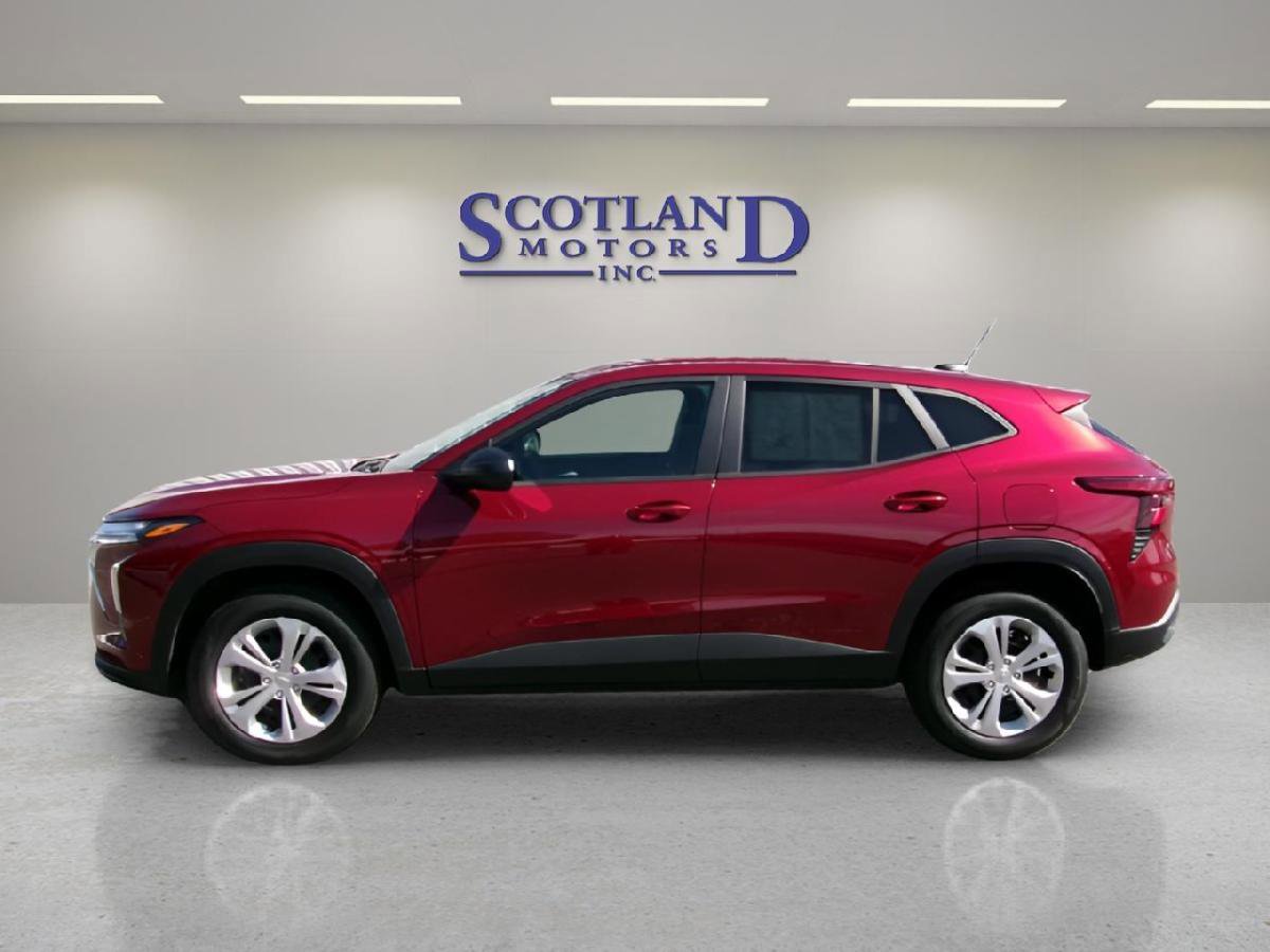 Used 2025 Chevrolet Trax LS image 1