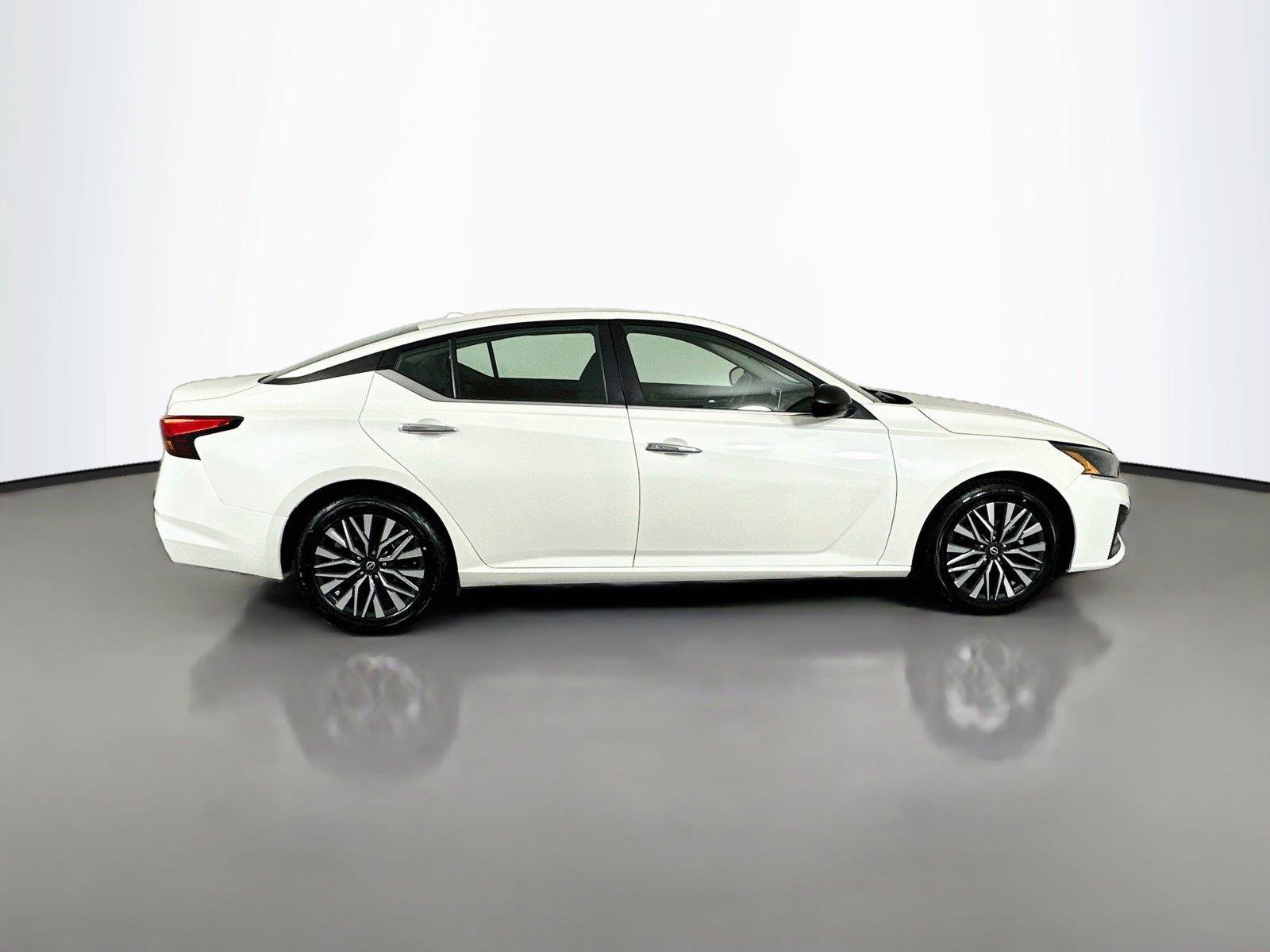 Used 2024 Nissan Altima 2.5 SV FWD image 16