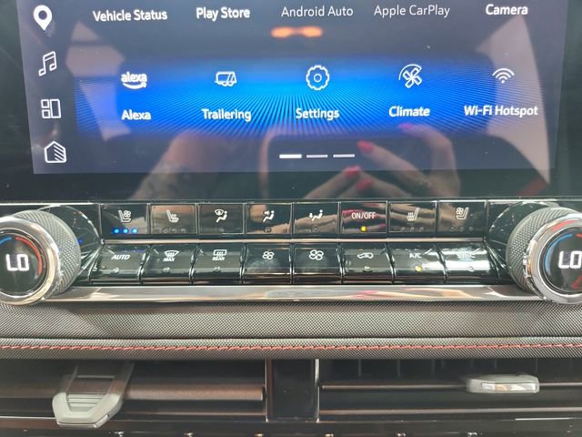 Used 2025 Chevrolet Colorado Z71 w/ Technology Package AWD/4WD image 34