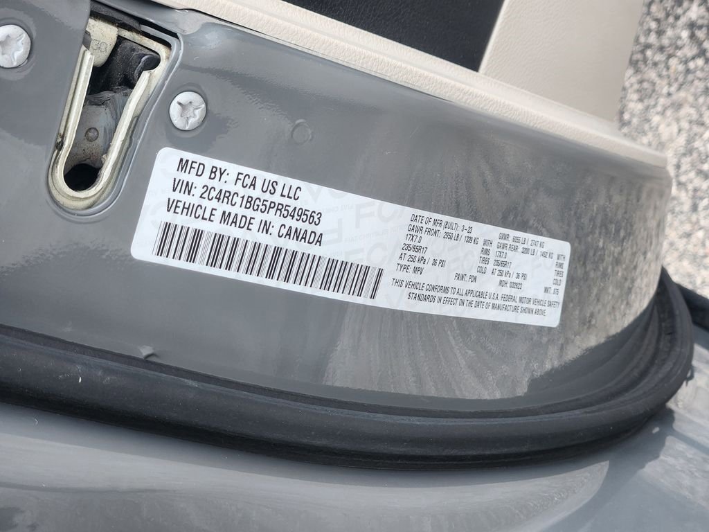 Used 2023 Chrysler Pacifica Touring-L image 34