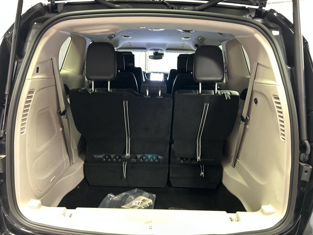 Used 2024 Chrysler Pacifica Touring-L w/ Uconnect Theater Family Group FWD image 26