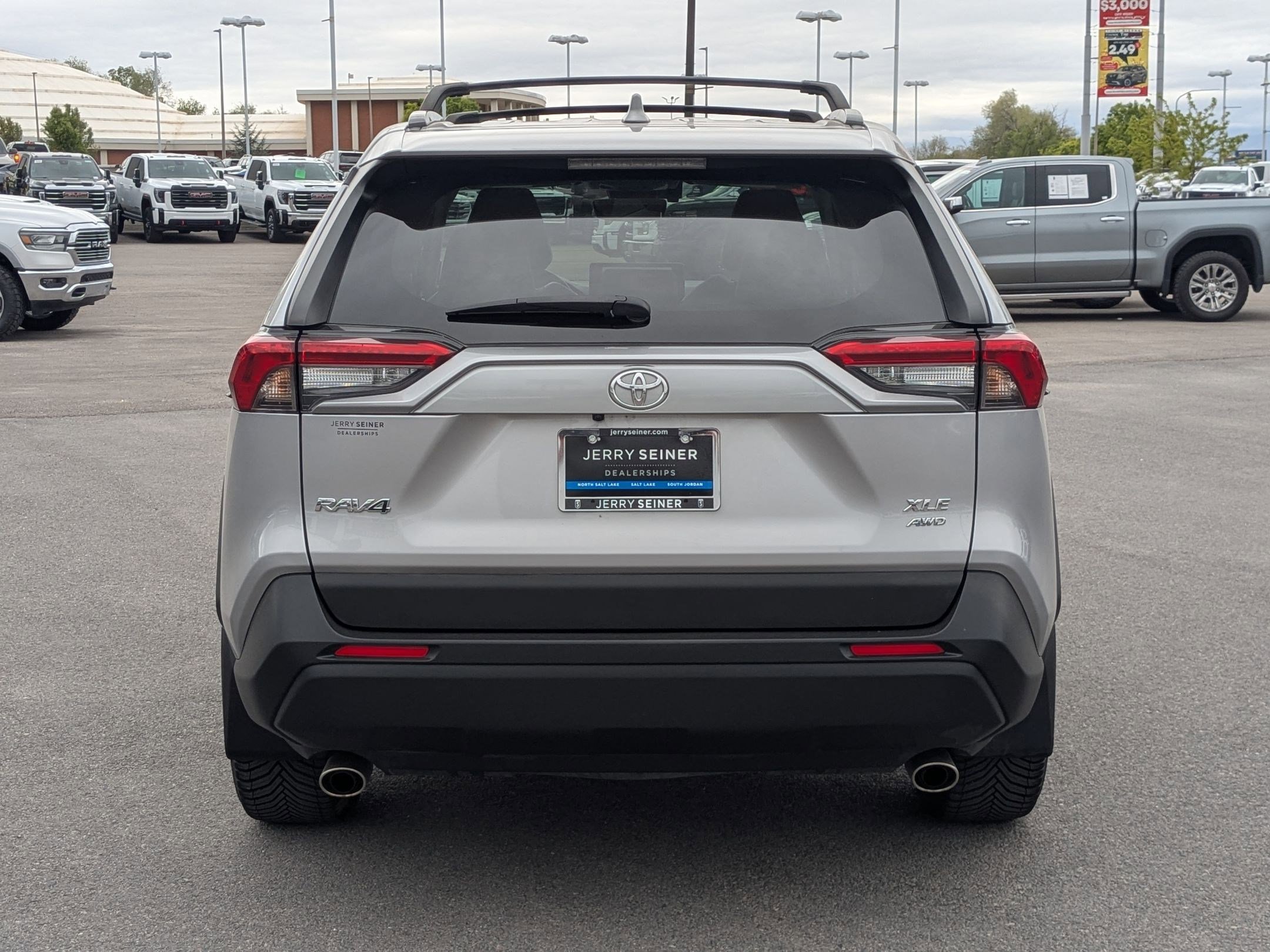 Used 2023 Toyota RAV4 XLE Premium image 4