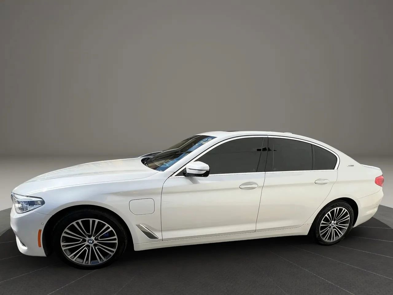 Used 2018 BMW 530e xDrive w/ Premium Package 2 AWD/4WD image 8