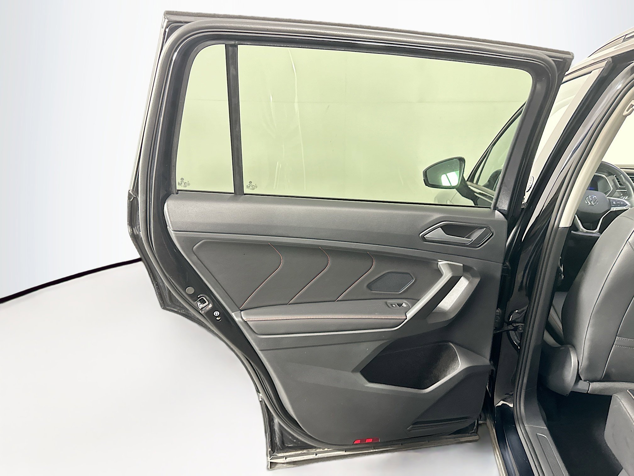 Used 2024 Volkswagen Tiguan SE image 25