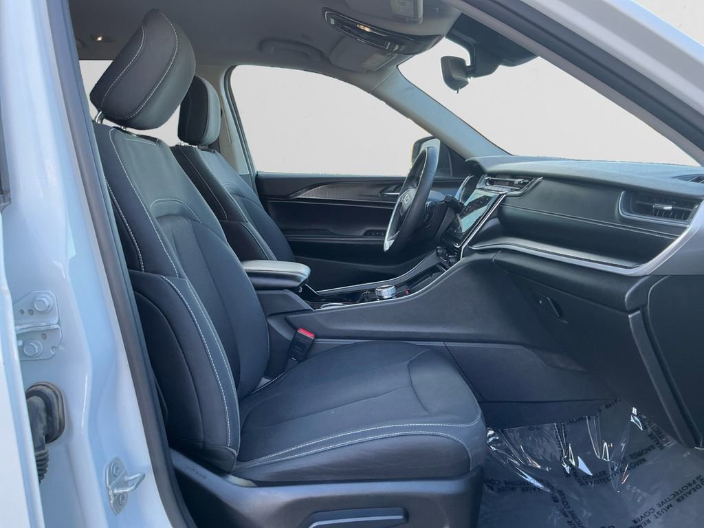 Used 2023 Jeep Grand Cherokee Laredo image 15