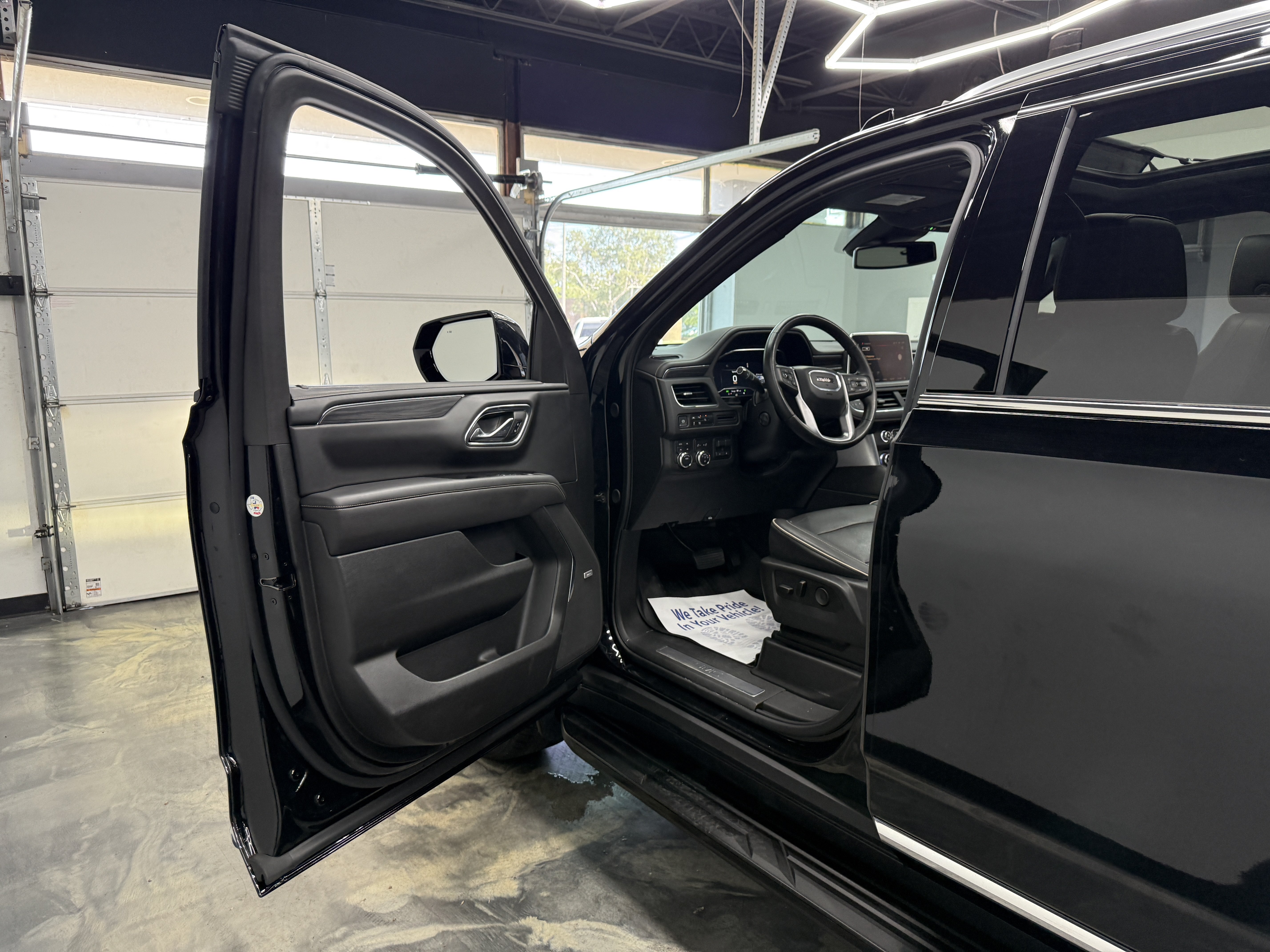 Used 2023 GMC Yukon SLT w/ SLT Premium Package AWD/4WD image 8