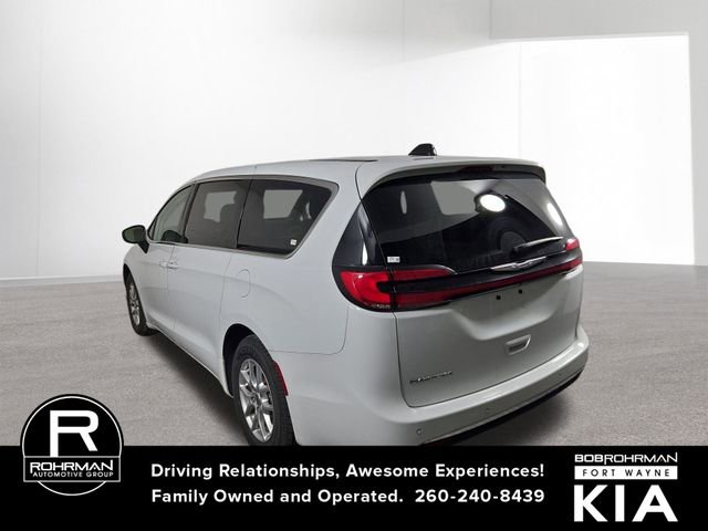 Used 2023 Chrysler Pacifica Touring-L image 9