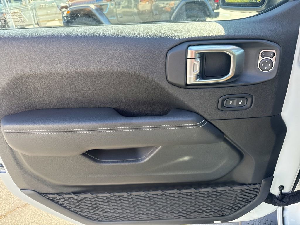 Used 2023 Jeep Wrangler Unlimited Sahara AWD/4WD image 14