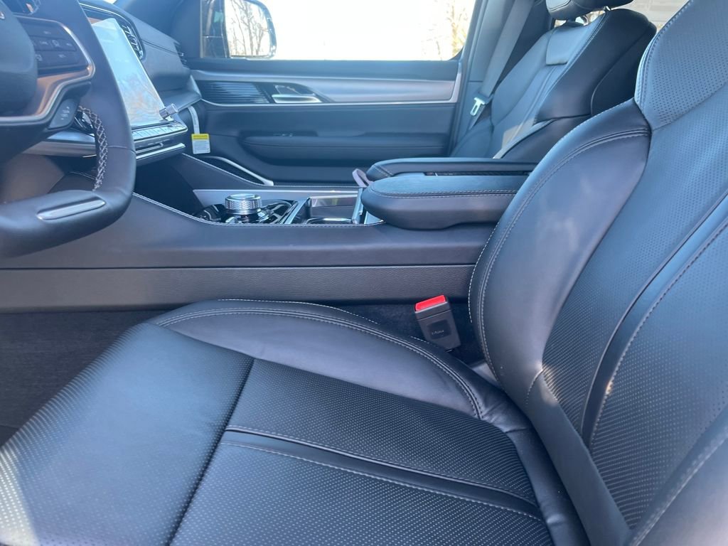 New 2026 Jeep Grand Wagoneer 4WD image 16