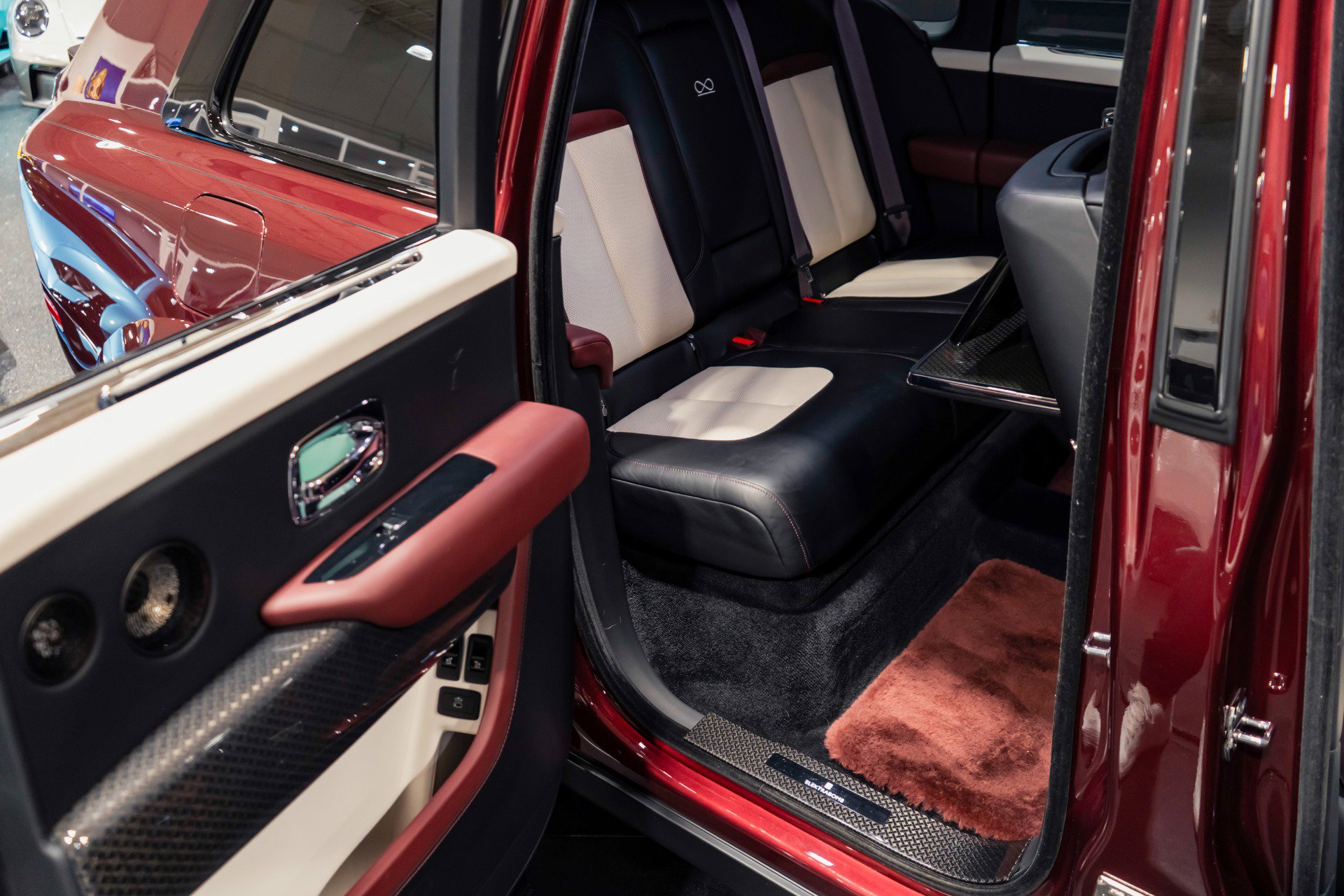 Used 2022 Rolls-Royce Cullinan Black Badge w/ Dark Exterior Package image 51