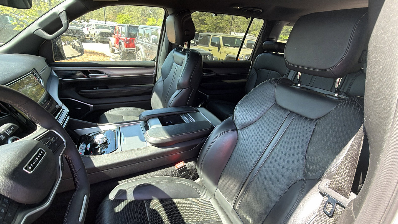 Certified 2025 Jeep Wagoneer 4WD w/ Convenience Group I image 17