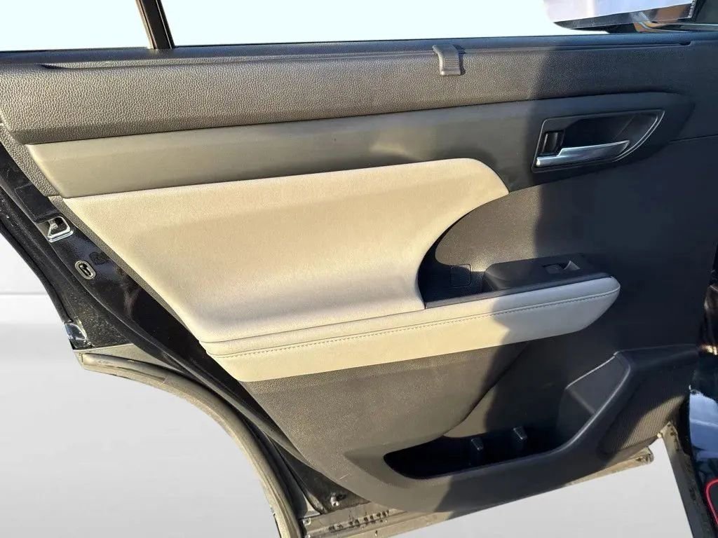 Used 2022 Toyota Highlander XLE FWD image 27