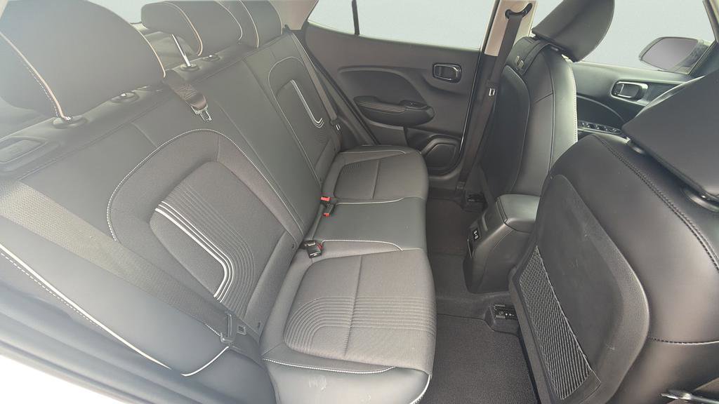 Used 2024 Hyundai Venue Limited FWD image 18