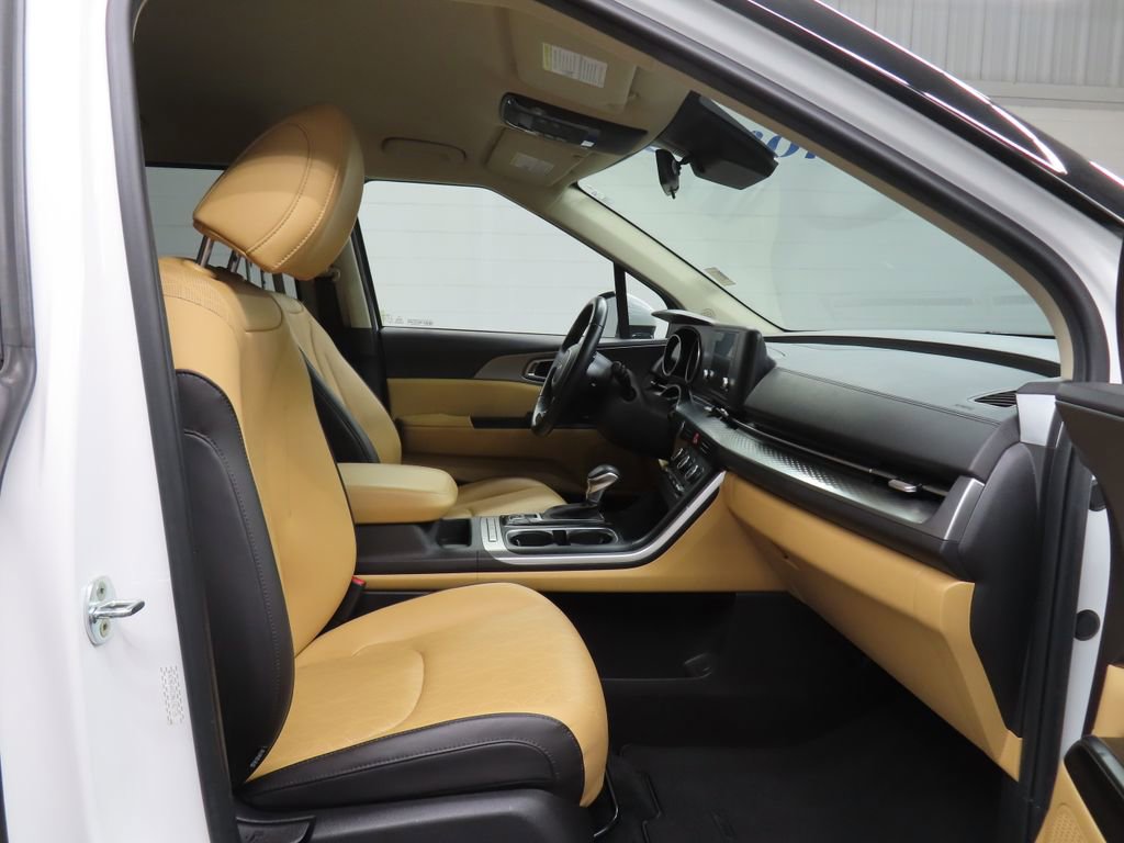 Used 2022 Kia Carnival LX FWD image 26
