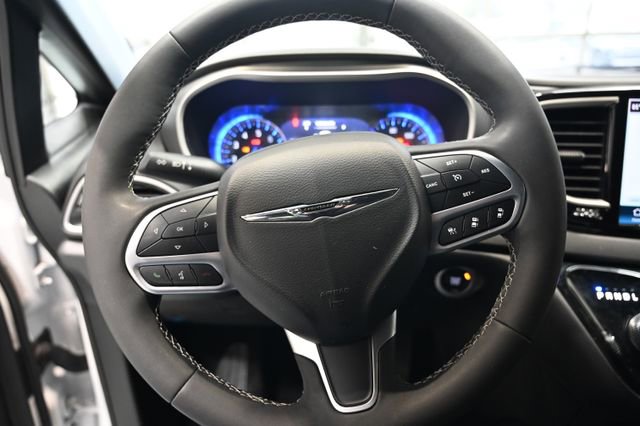 Used 2025 Chrysler Pacifica Select image 21
