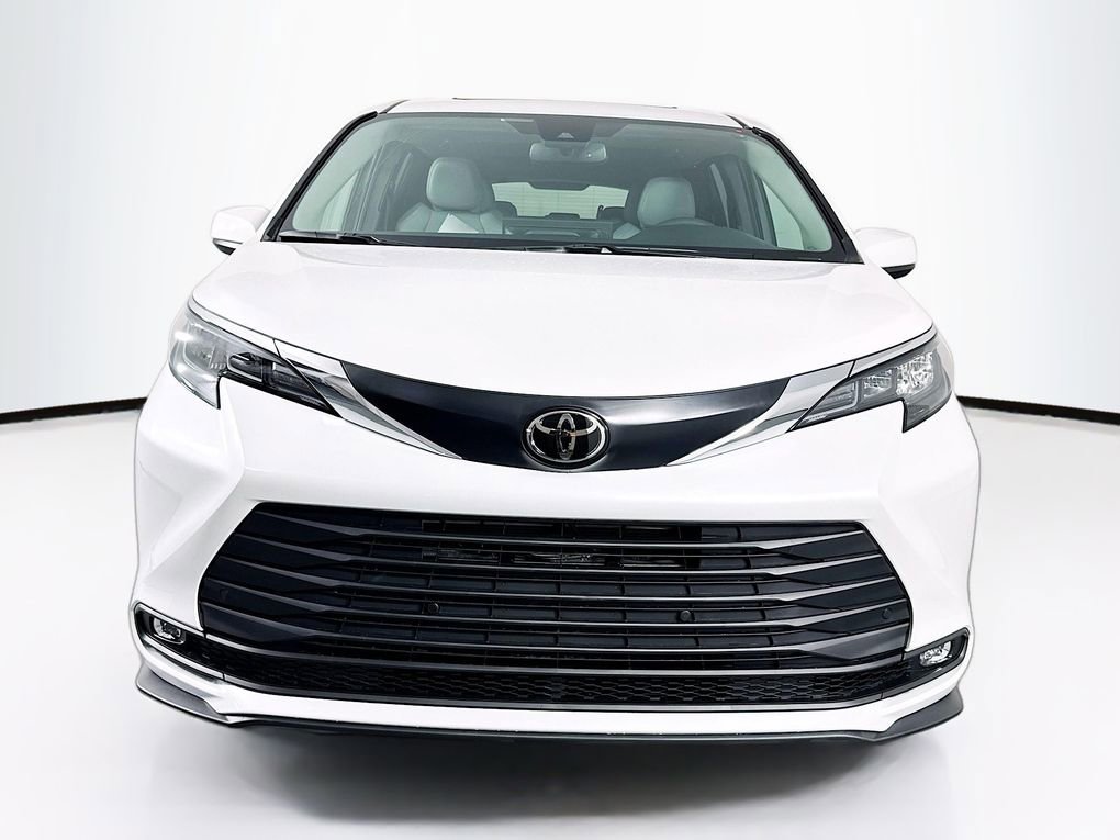 New 2026 Toyota Sienna XLE image 2
