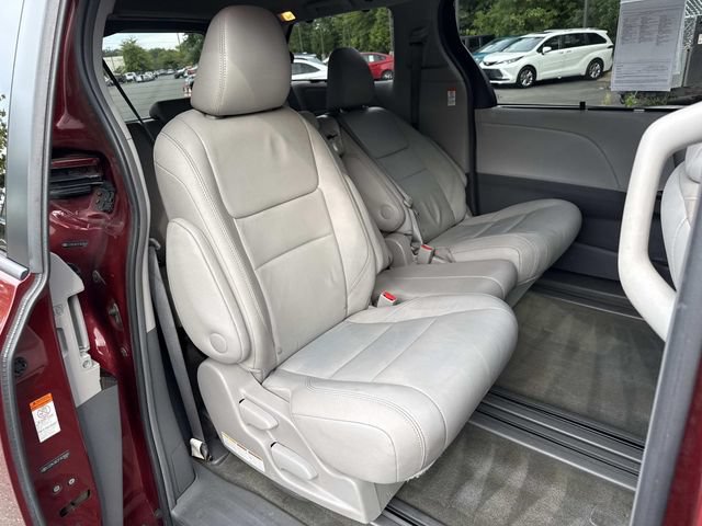 Used 2015 Toyota Sienna XLE Premium FWD image 11