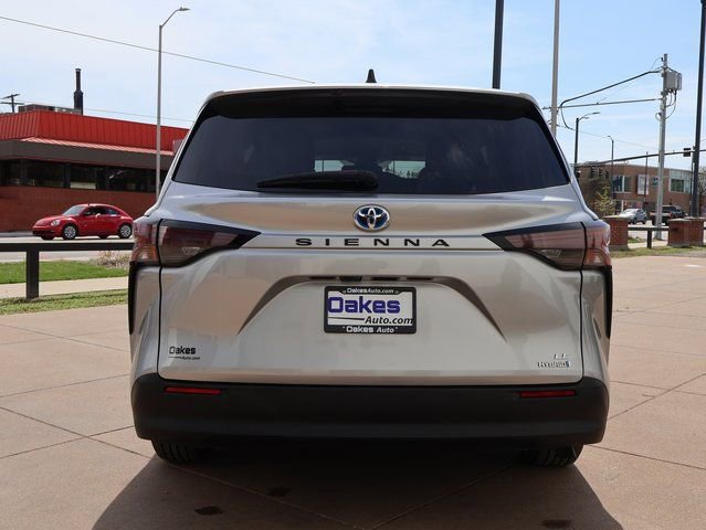 Used 2024 Toyota Sienna LE image 5