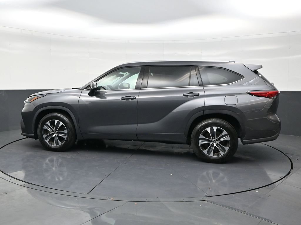 Used 2022 Toyota Highlander XLE FWD image 2