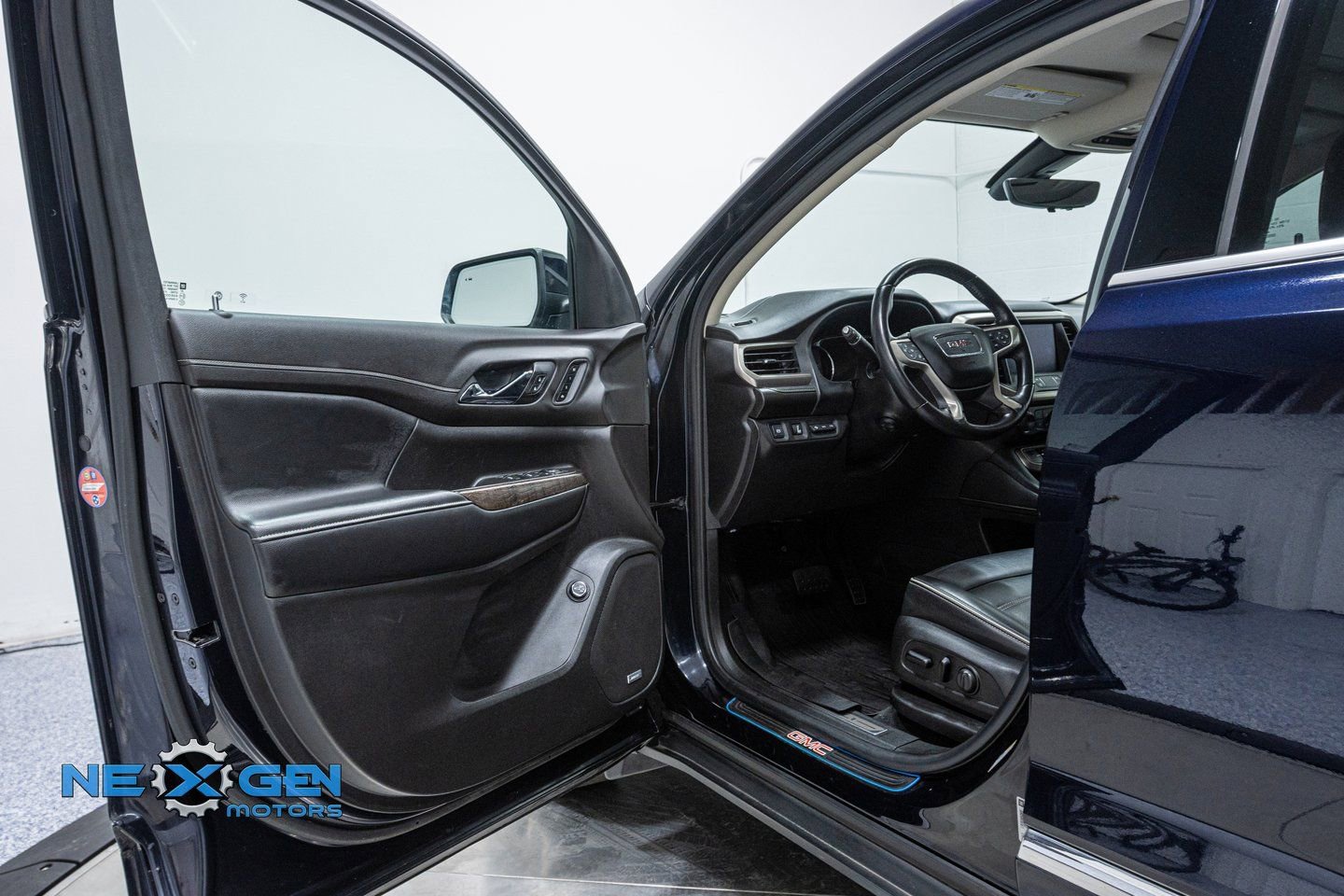 Used 2021 GMC Acadia Denali w/ Denali Ultimate Package image 9