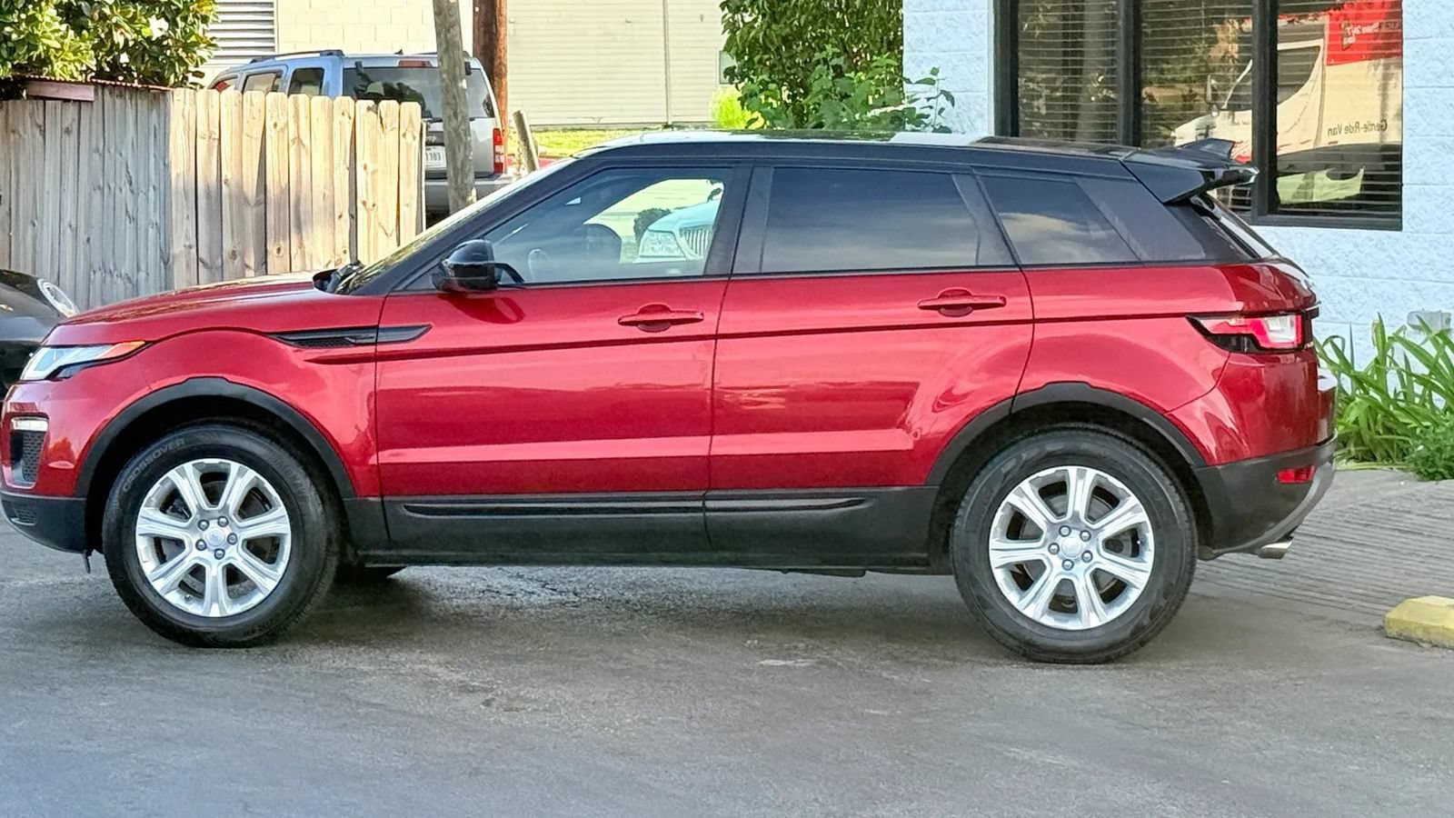 Used 2017 Land Rover Range Rover Evoque SE AWD/4WD image 19