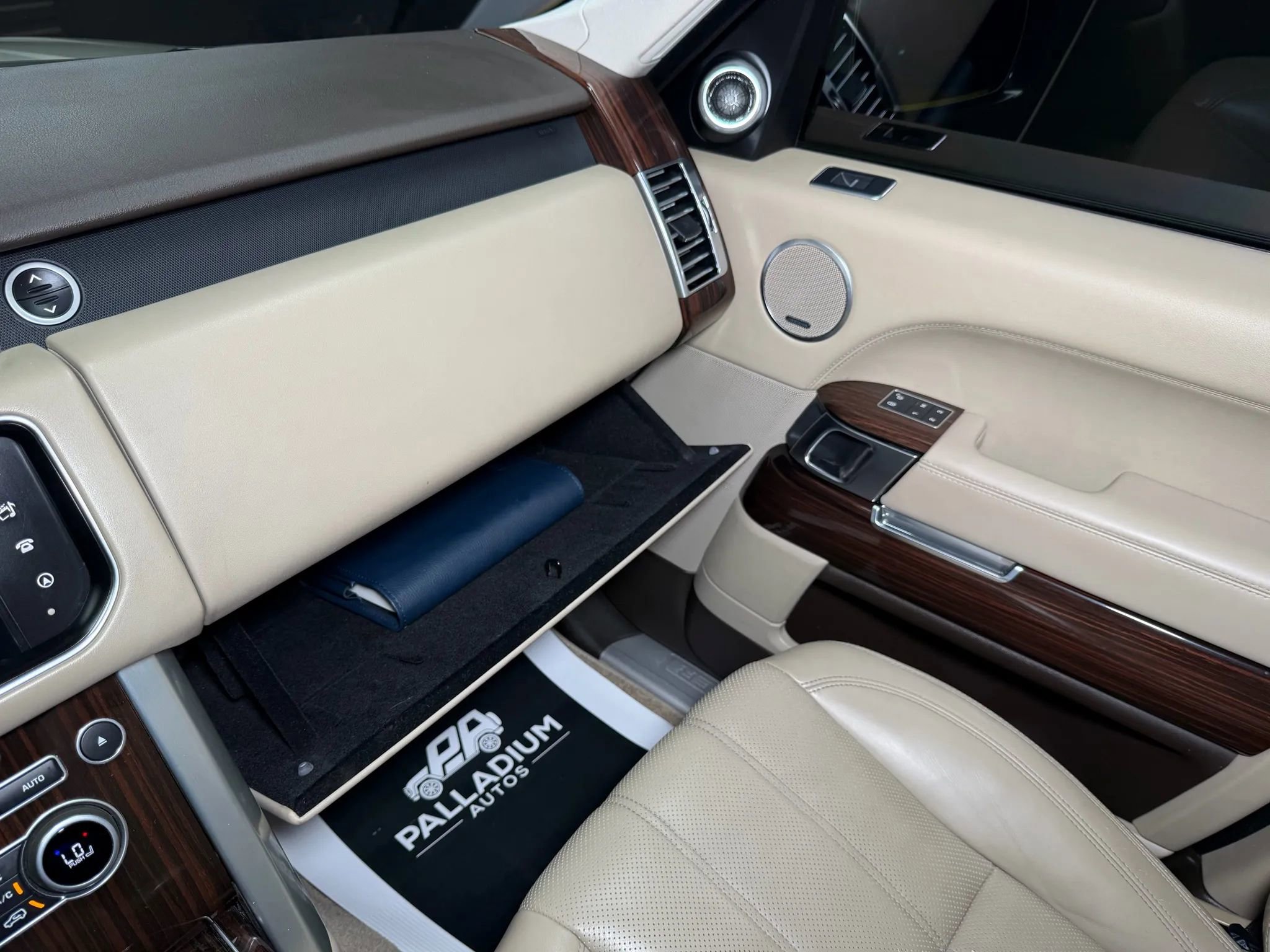 Used 2016 Land Rover Range Rover HSE image 56